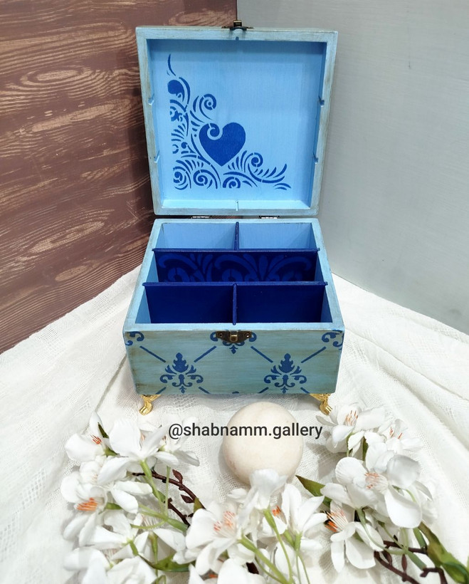 صندوق جواهرات چوبی دکوپاژ پایه دار در رنگبندی متنوع