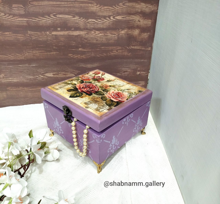 صندوق جواهرات چوبی دکوپاژ پایه دار در رنگبندی متنوع