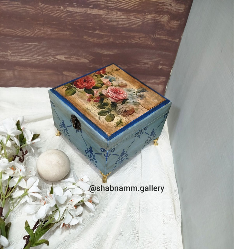 صندوق جواهرات چوبی دکوپاژ پایه دار در رنگبندی متنوع