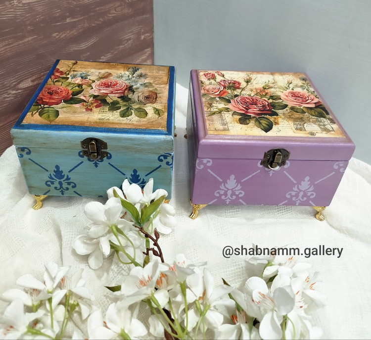 صندوق جواهرات چوبی دکوپاژ پایه دار در رنگبندی متنوع