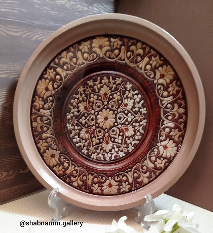 سینی چوبی گرد دستساز دکوپاژ کف رزین شده طرح نقوش گلهای کلاسیک (مدالیون)