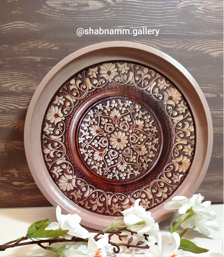 سینی چوبی گرد دستساز دکوپاژ کف رزین شده طرح نقوش گلهای کلاسیک (مدالیون)
