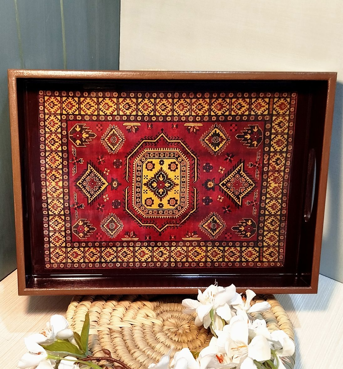 سینی چوبی مستطیل دست‌ساز دکوپاژ کف رزین‌ شده طرح فرش ایرانی