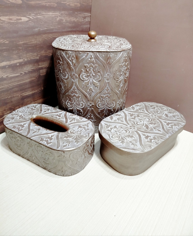 ست سطل، جا دستمالکاغذی و جا کارد و چنگال چوبی دستساز منبتکاری و پتینه طرح نقوش برجسته اسلیمی و داماسک